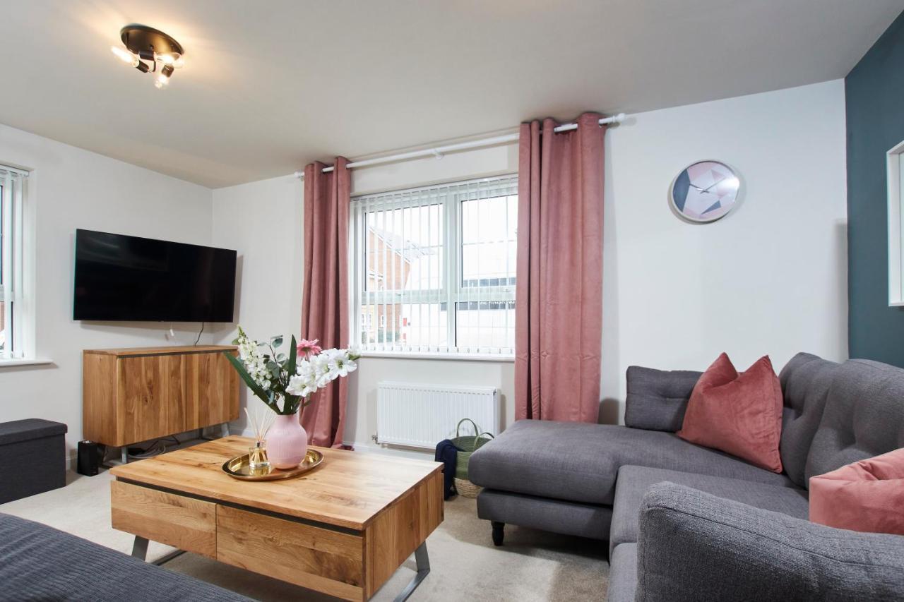 Vila Superb 3Br House In Coventry Sleeps 9 W/Parking Exteriér fotografie